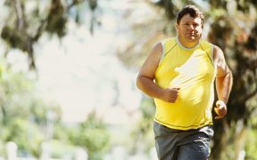 elhízott férfi fut