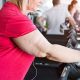 elhízott nő fitneszteremben